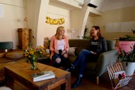 在装饰充满活力、座位舒适的柏林时尚休息室里，女性们正享受着友好的聊天