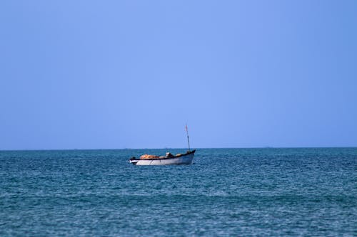 Foto profissional grátis de barco, barco de pesca, céu azul