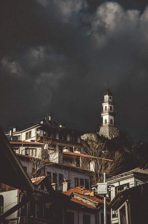 Edificio Blanco Y Gris Bajo Nubes Oscuras