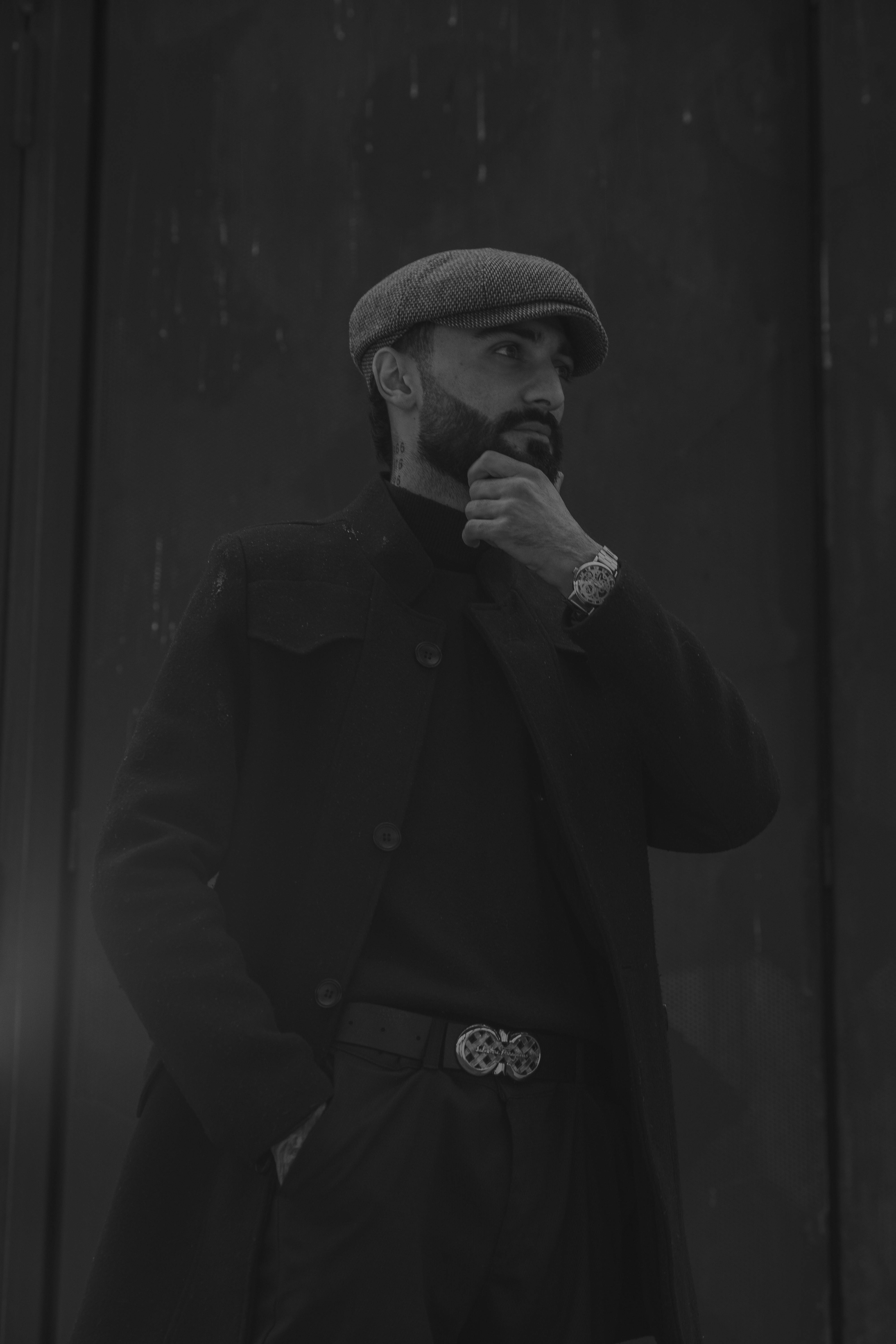 無料 ＃屋内, アイビーキャップ, あごの下の手の無料の写真素材 写真素材