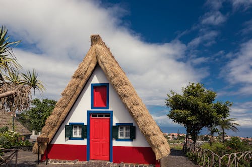 beyaz bulutlar, geleneksel ev, kırmızı kapı içeren Ücretsiz stok fotoğraf