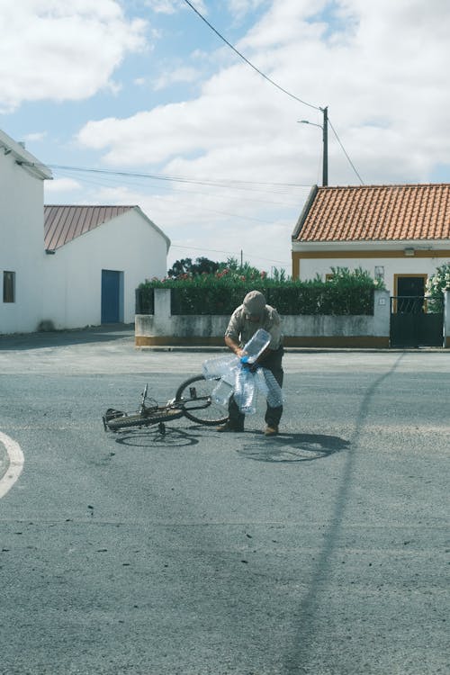 Foto profissional grátis de asfalto, bebida alcoólica, bicicleta