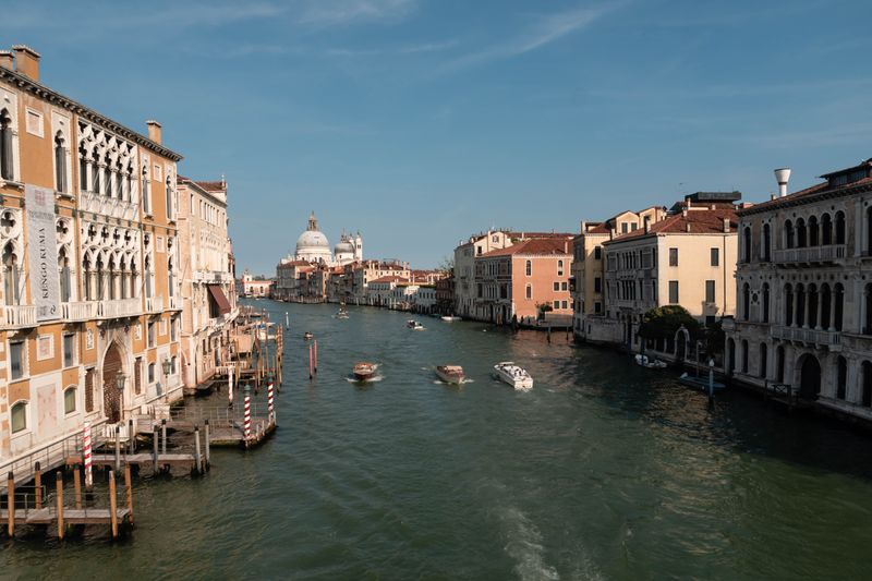 Carnaval de Venecia en un canal