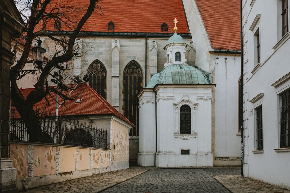 Catedrala gotică Sfântul Martin din Bratislava, văzută de pe o stradă din orașul vechi