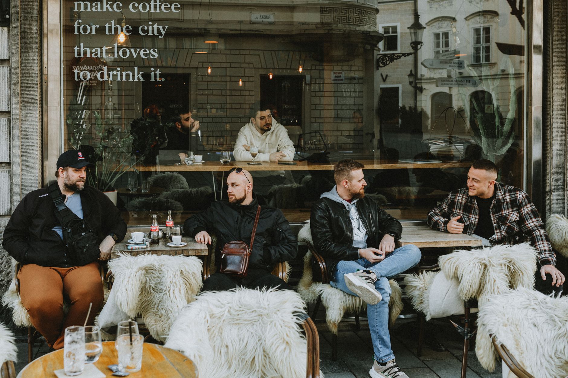 Das gemütliche Café-Sitzen mit Freunden