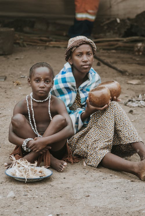 Afrikalı kadın, çanaklar, çocuk içeren Ücretsiz stok fotoğraf