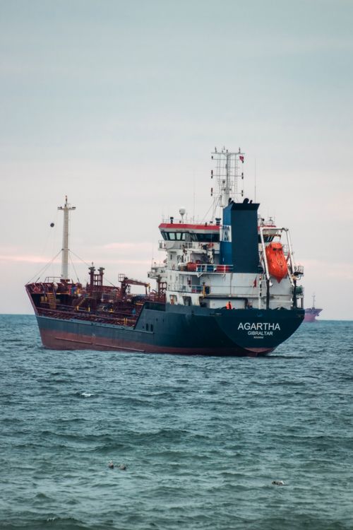 Naftni tanker Agartha plovi otvorenim morem, prikazuje brodski transport tekuceg tereta na oceanu
