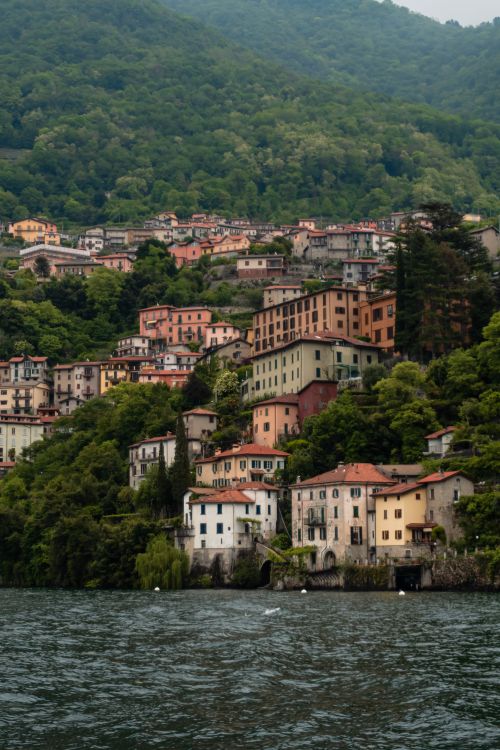 Free Charming hillside town of Como in Lombardía, Italy, with lush greenery and serene lake views. Stock Photo