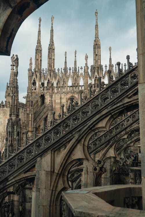 Foto profissional grátis de arquitetura gótica, católico, cidade