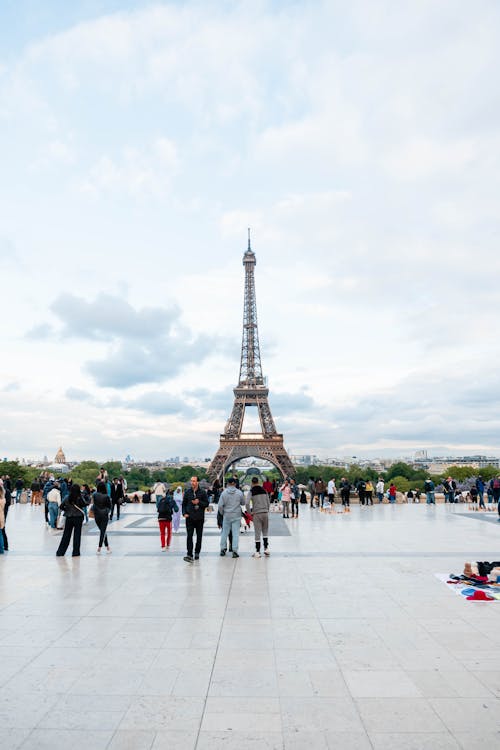 People are standing in front of the eiffel tower