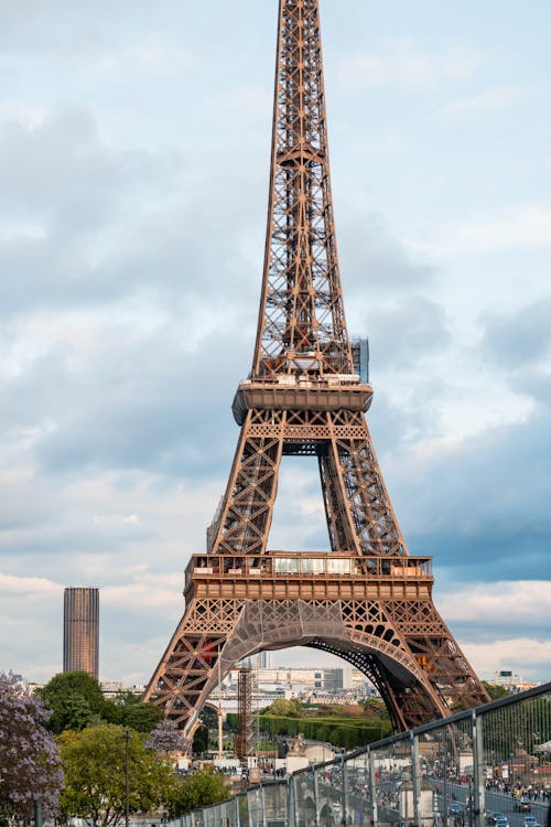 The eiffel tower is shown in this photo
