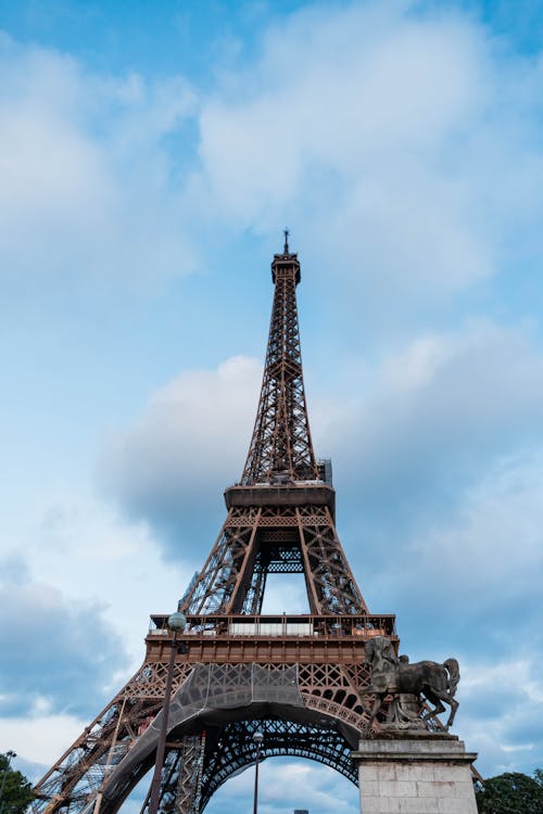 The eiffel tower is shown in this photo