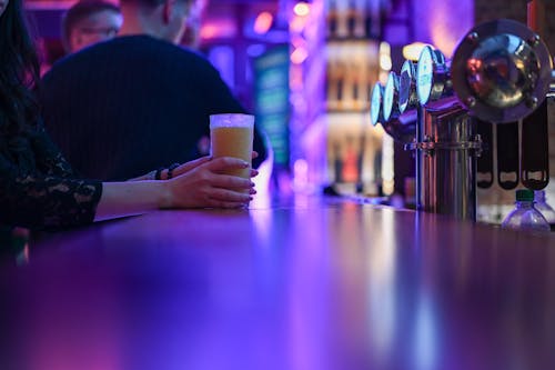 alkollü içecekler, alkollü içki, amerikan bar içeren Ücretsiz stok fotoğraf