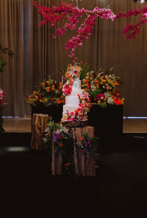 Çiçekler, dikey atış, düğün fotoğrafçılığı içeren Ücretsiz stok fotoğraf