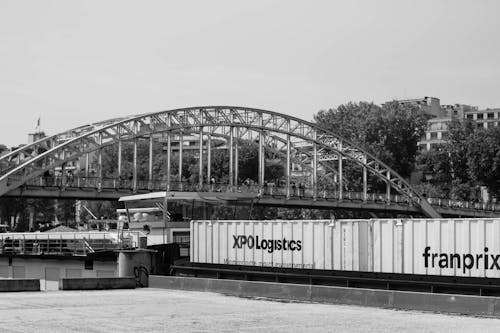 Foto stok gratis hitam & putih, jembatan, kontainer