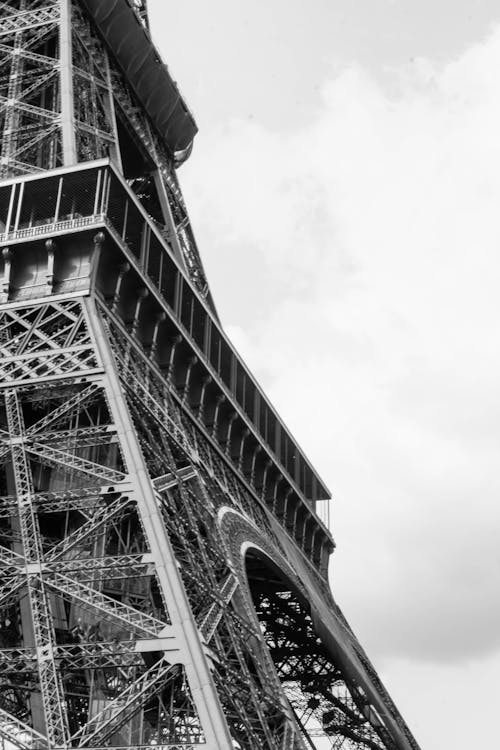 Black and white photo of the eiffel tower