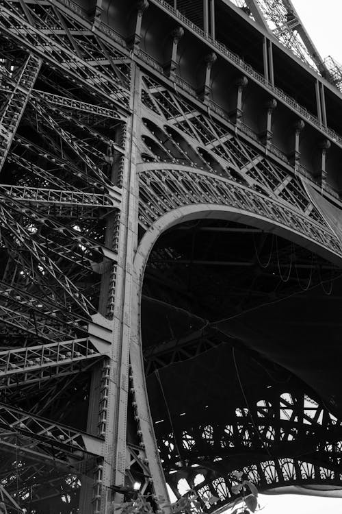 The eiffel tower in black and white