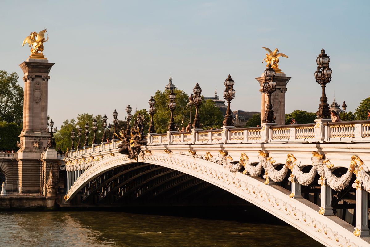 Statui aurite pe podul Alexandru al III-lea din Paris