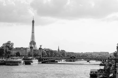 Black and white photo of the eiffel tower and river