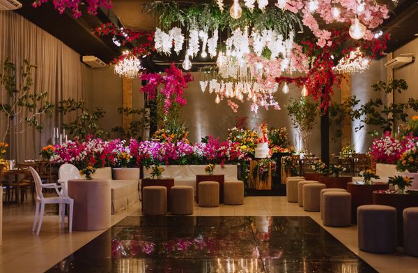 Salle de réception décorée de fleurs pour un mariage à Agen