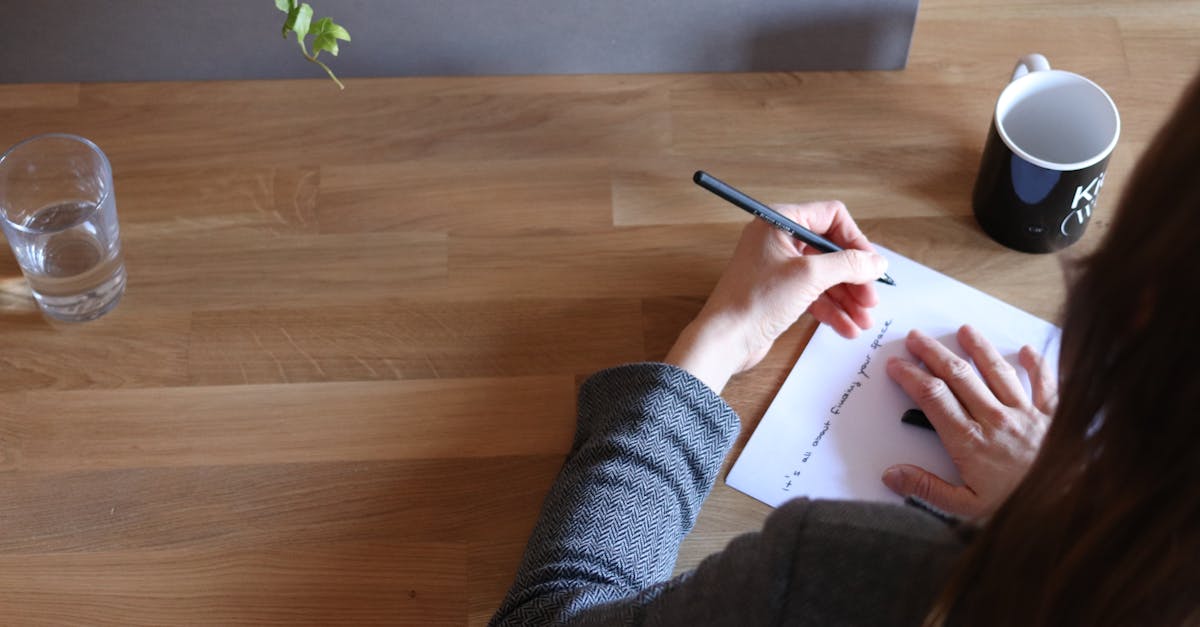 Bien tenir son stylo, ça s’apprend : comment corriger la prise ?
