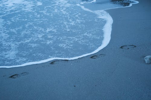 Kostenloses Stock Foto zu fußabdrücke, hohe winkelansicht, meer