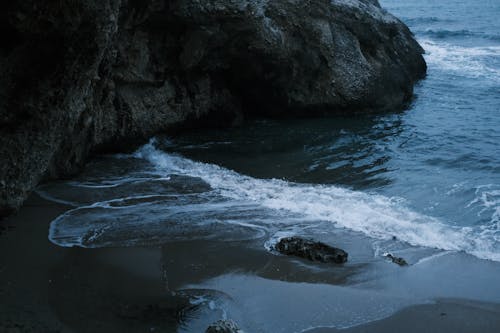 Ilmainen kuvapankkikuva tunnisteilla aalto, hiekkaranta, kallio