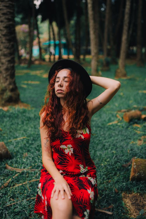 Základová fotografie zdarma na téma červené letní šaty, dlouhé vlasy, hnědé vlasy