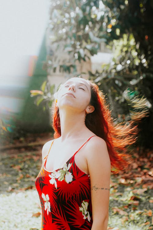 Základová fotografie zdarma na téma červené letní šaty, dlouhé vlasy, model