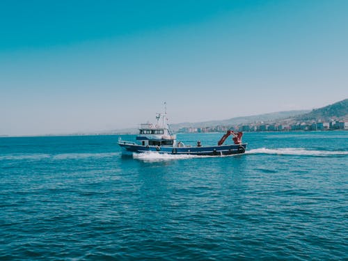 Fotos de stock gratuitas de barco de pesca, de perfil, mar