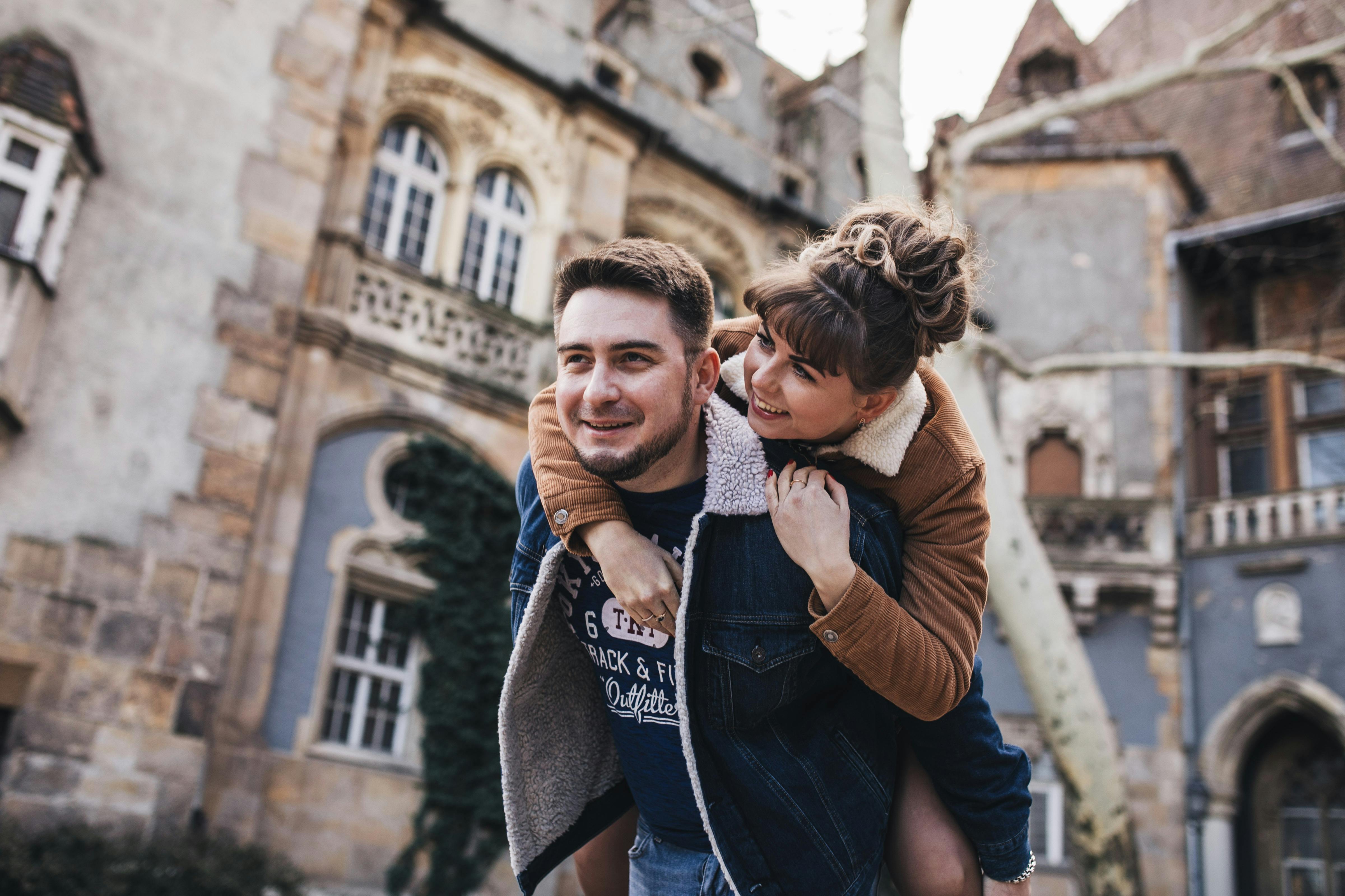 一对夫妇在城市环境中微笑着在户外一起玩乐