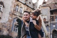 一对夫妇在城市环境中微笑着在户外一起玩乐