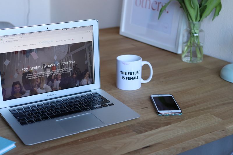 Laptop și smartphone pe un birou de lucru ordonat