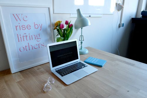 бесплатная Macbook Air на коричневом столе Стоковое фото