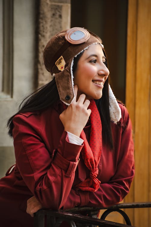 Fotobanka s bezplatnými fotkami na tému bruneta, červená bunda, letecký klobúk