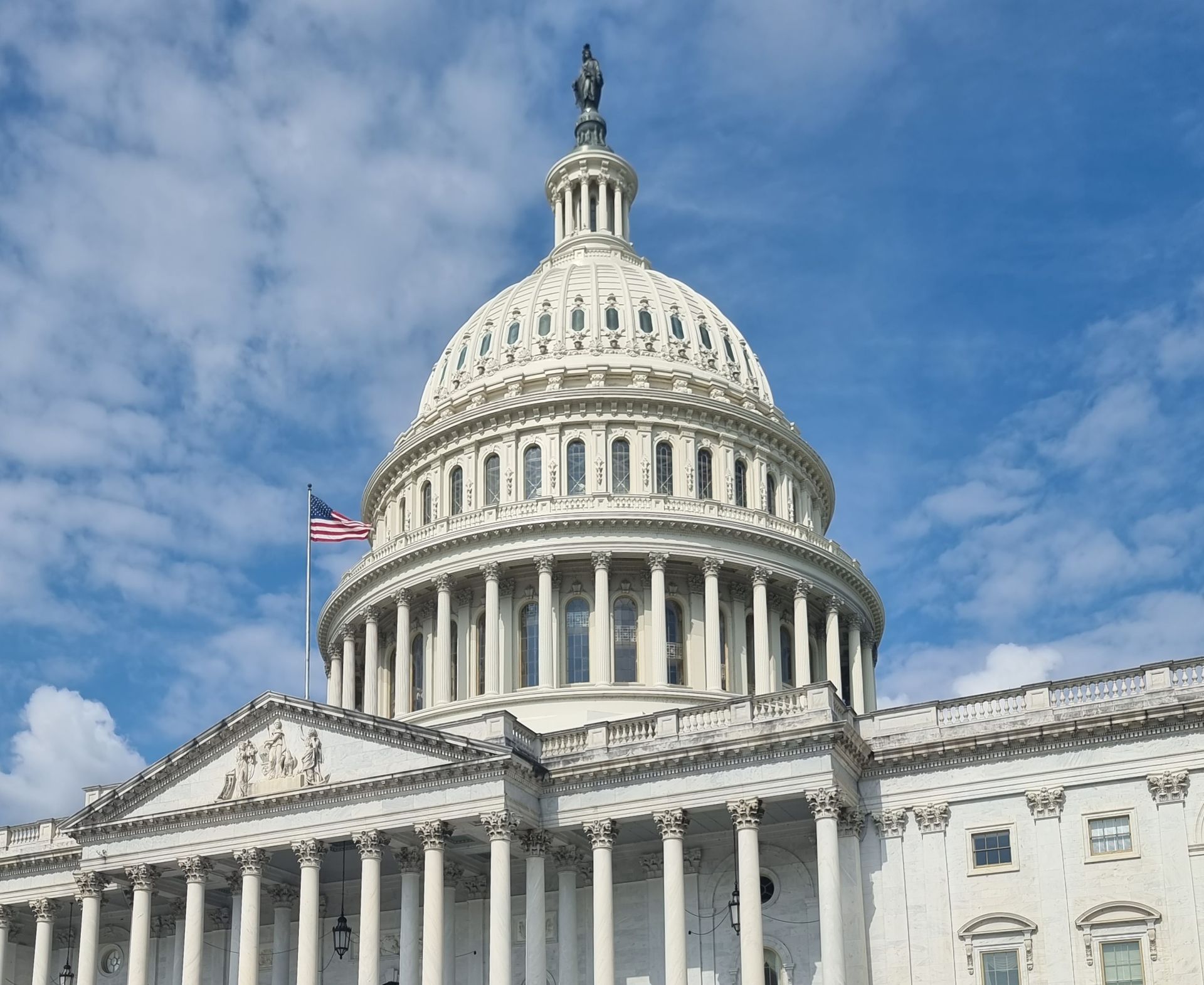 El Capitolio de Estados Unidos en Washington bajo un cielo diurno