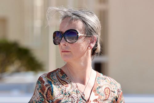 gri saç, Güneş gözlüğü, Kadın içeren Ücretsiz stok fotoğraf