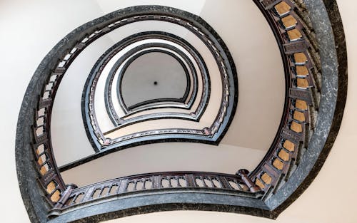 계단, 난간, 로우앵글 샷의 무료 스톡 사진