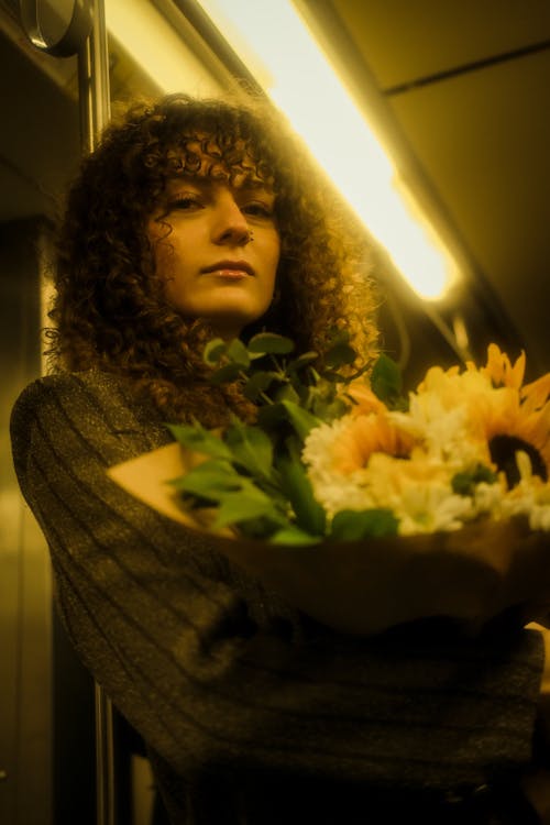 Foto profissional grátis de buquê, cabelo cacheado, flores