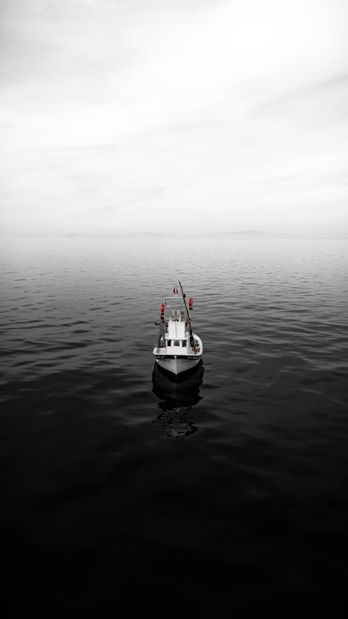 balıkçı teknesi, deniz, deniz manzarası içeren Ücretsiz stok fotoğraf