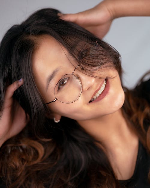 Asyalı kadın, dikey atış, gözlük içeren Ücretsiz stok fotoğraf