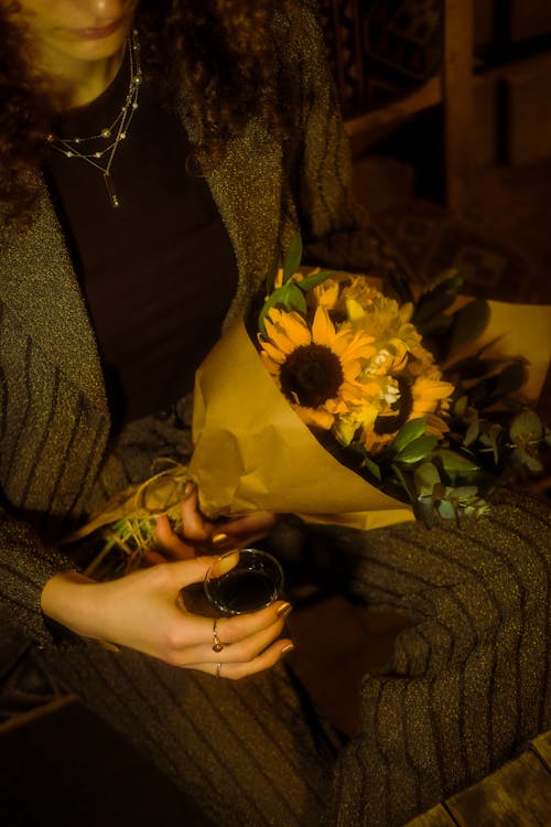 ayçiçekleri, bardak, buket içeren Ücretsiz stok fotoğraf