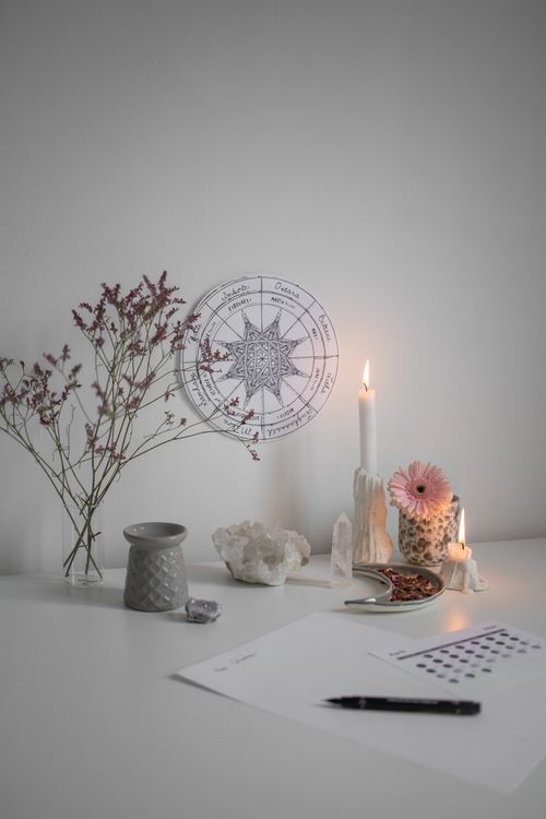 Free A serene desk featuring candles, flowers, and a tarot chart for a calm atmosphere. Stock Photo