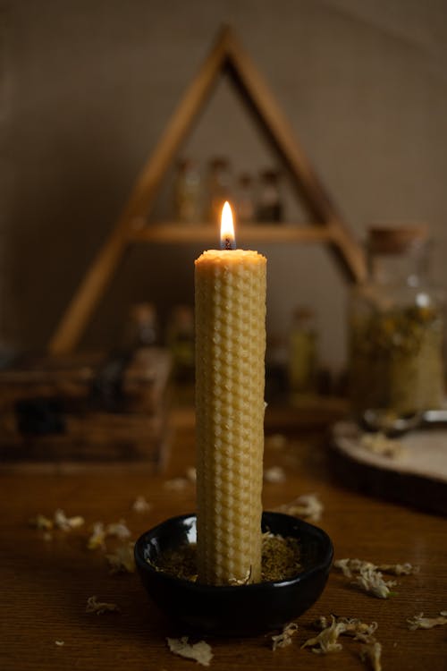 Бесплатное стоковое фото с вертикальный выстрел, восковая свеча, горение
