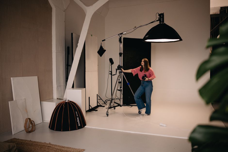 Husky 800 Lumen LED rechargeable USB-C detachable tripod work light at Home Depot