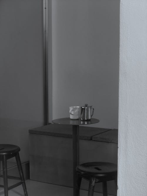 Immagine gratuita di articoli per la tavola, bianco e nero, posti a sedere
