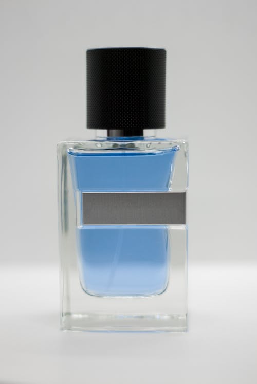 Foto d'estoc gratuïta de ampolla de perfum, fons blanc, líquid blau