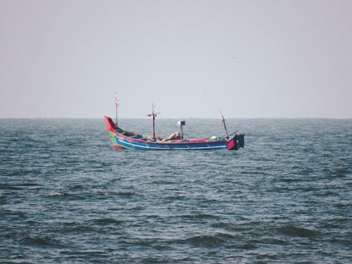 Foto d'estoc gratuïta de al mig del no-res, barca, barca de rems