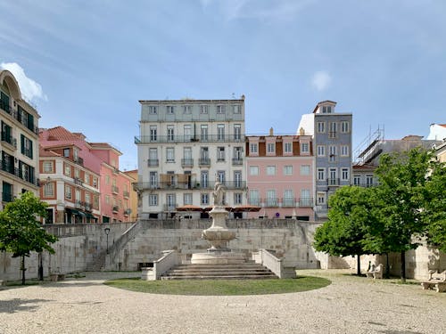 A square with a fountain in the middle of it