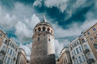 在土耳其伊斯坦布尔，迷人的景色被加拉塔塔、历史建筑和戏剧性的云层所包围